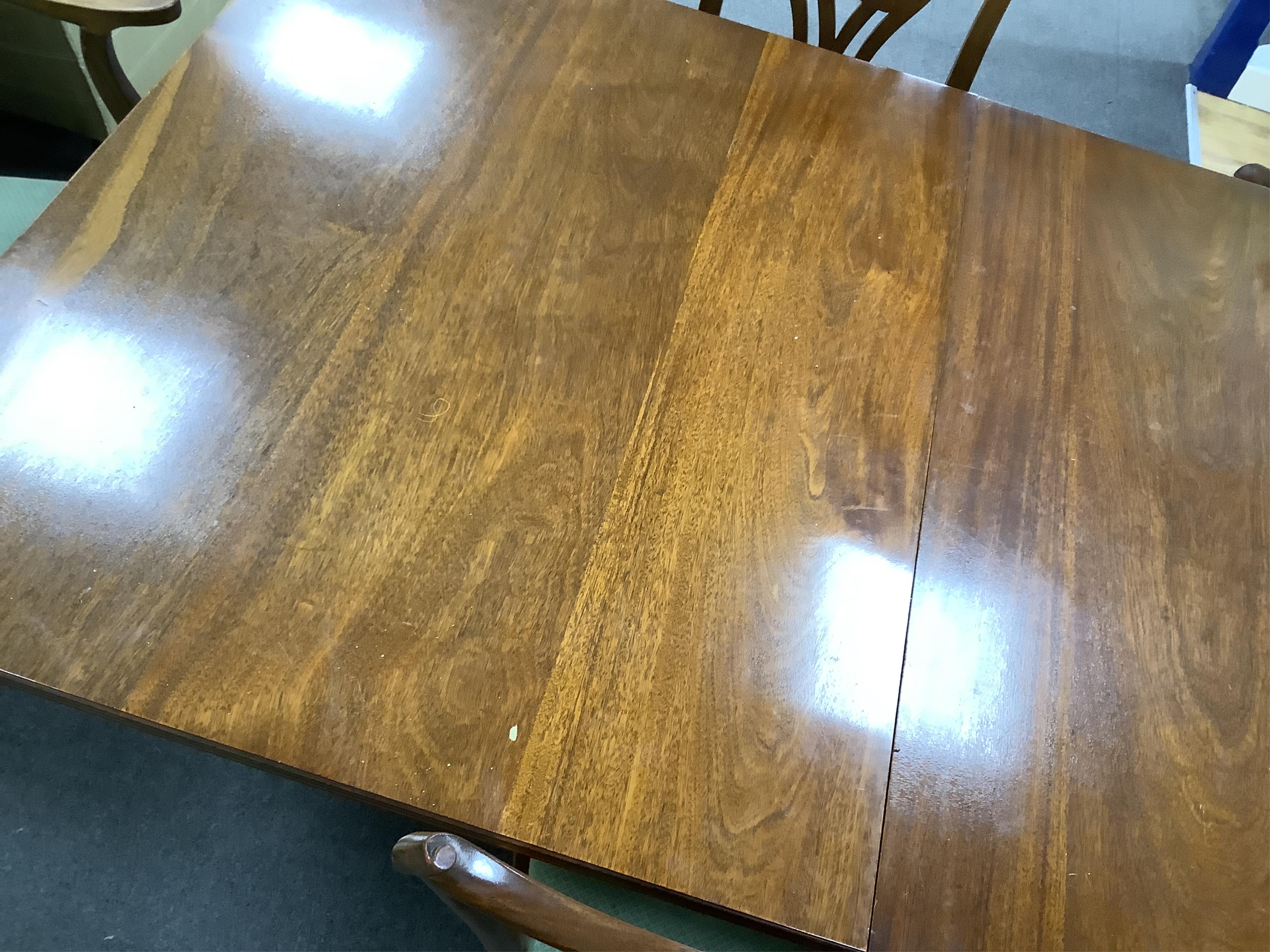 A Regency style mahogany twin pillar extending dining table, width 295cm extended, two spare leaves, depth 114cm, height 74cm